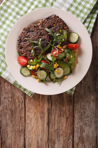黑豆汉堡配一份新鲜蔬菜的沙拉特写镜头。垂直 — 图库照片