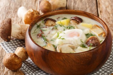 Lezzetli Kulajda geleneksel bir Çek çorbasıdır, mantar, patates ve kremayla tatlandırılır ve masanın üzerinde haşlanmış yumurta ile kaplanır. Yatay