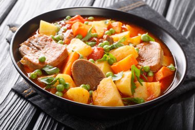 Biftek dilinden yapılmış mis kokulu domates çorbası. Sebzeler de masanın üzerinde yakın plan. yatay