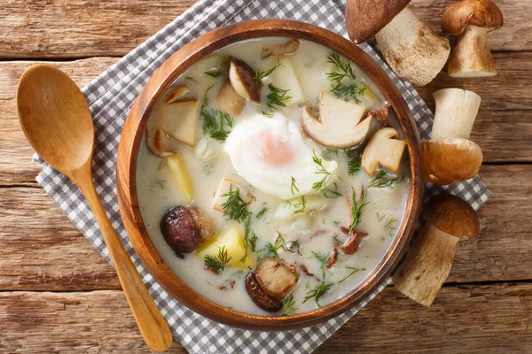 Ceko Kulajda Creamy Mushroom Soup Close Dalam Mangkuk Atas Meja — Stok Foto