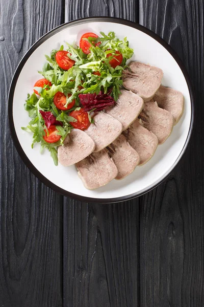 Haşlanmış Sığır Diliyle Taze Salatayı Yakın Plan Bir Tabakta Masaya — Stok fotoğraf
