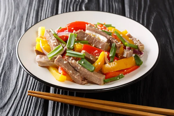 Chinese Keuken Rundvlees Tong Met Paprika Sesam Zaden Close Een — Stockfoto