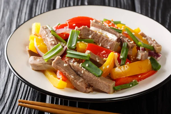 Delicious Warm Salad Beef Tongue Bell Pepper Onion Sesame Seeds — Stock Photo, Image
