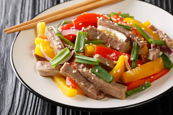 Gebratene Rinderzunge Mit Paprika Zwiebel Und Sesam Aus Nächster Nähe — Stockfoto