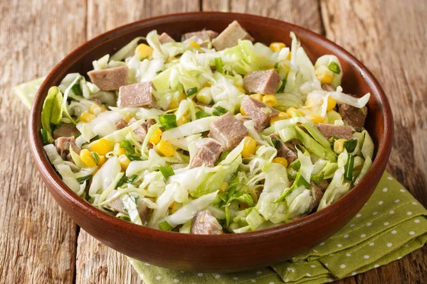 Jednoduchý Salátový Recept Hovězím Jazykem Zelím Kukuřicí Zelenou Cibulí Misce — Stock fotografie