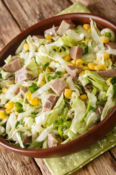牛肉舌沙拉与新鲜的卷心菜 玉米和洋葱的特写在桌上的碗里 Vertica — 图库照片