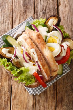 Yahudi fast food sabich sandviçi masanın üzerinde. Yukarıdan dikey üst görünüm