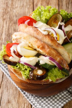 Yahudi fast food sabich sandviçi masanın üzerinde. dikey