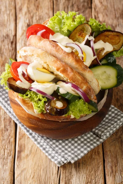 Израильский Сэндвич Овощами Яйцами Тахини Крупным Планом Столе Vertica — стоковое фото