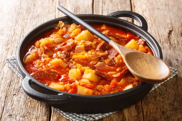 Deliziose Verdure Biologiche Locro Cotte Salsicce Carne Vicino Una Pentola — Foto Stock