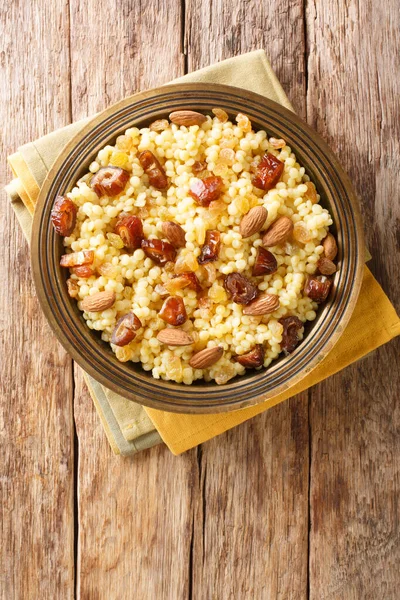 Couscous Dulce Con Almendras Pasas Dátiles Cerca Plato Sobre Mesa —  Fotos de Stock