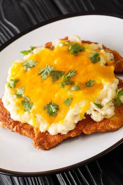 Teesside Chicken Parmo Hecho Filete Pollo Empanado Cubierto Con Una —  Fotos de Stock