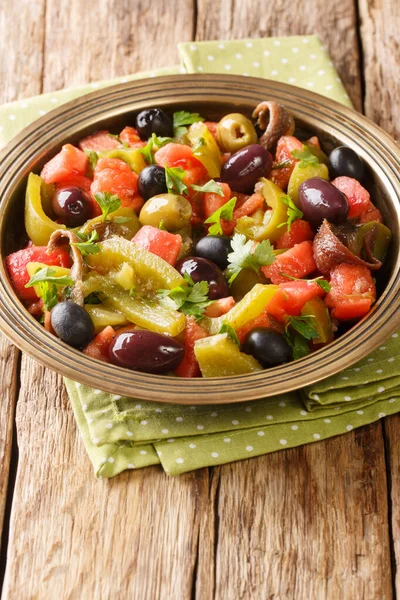 Ensalada Verduras Africanas Felpa Chlada Con Anchoas Cerca Tazón Sobre — Foto de Stock