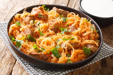 Domuz eti, soğan ve kırmızı biberli lezzetli lahana turşusu masanın üstünde. yatay