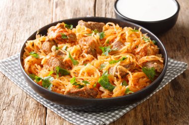 Ev yapımı Szegedin gulaş lahana turşusu yahnisi domuz eti, soğan ve kırmızı biberli yakın plan masa. yatay