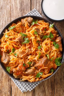 Macar Szegedin Gulash, masada tabakta harika bir şekilde zengin kırmızı biber çorbası ile yavaş kaynayan, sulu domuz eti, soğan ve lahana turşusu sunuyor. Yukarıdan dikey üst görünüm