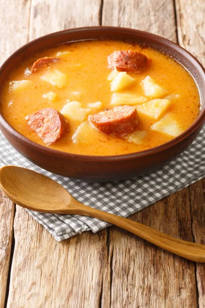 Sopa Patata Gruesa Húngara Tradicional Con Salchichas Cerca Plato Sobre —  Fotos de Stock