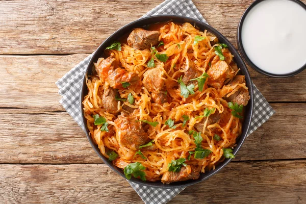 Domuz etli lahana turşusu goulash ve yakın plan kırmızı biber. Masanın üstünde. Yukarıdan yatay üst görünüm