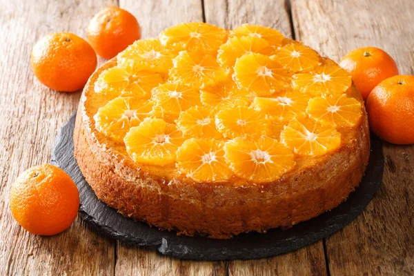 Feestelijke Fruittaart Met Tangerine Vulling Close Een Leien Bord Tafel — Stockfoto