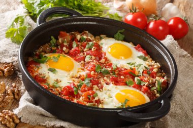 Chirbuli, Gürcistan kahvaltı masasının ana maddesidir. Masadaki tavada domatesli, soğanlı ve cevizli omletlerden oluşur. yatay