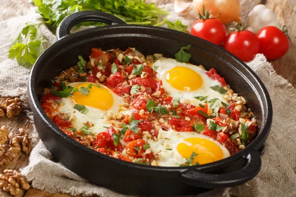 Chirbuli, Gürcistan kahvaltı masasının ana maddesidir. Masadaki tavada domatesli, soğanlı ve cevizli omletlerden oluşur. yatay