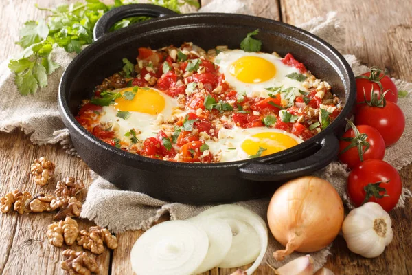 Adjarisches Frühstück Chirbuli Aus Spiegeleiern Mit Tomaten Zwiebeln Und Walnüssen — Stockfoto