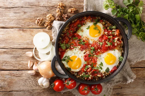 아자라의 Chirbuli 토마토 호두와 프라이팬에서 계란이다 보브에서 바라본 — 스톡 사진