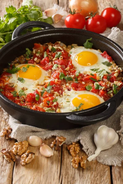 Georgische Frühstückseier Mit Tomaten Zwiebeln Und Walnüssen Nahaufnahme Einer Pfanne — Stockfoto