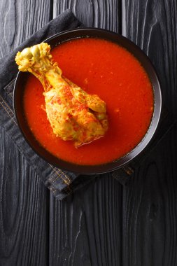 Kakik, domates, domates, soğan, dolmalık biber ve masadaki çeşitli baharatları da içeren hindi budu ile yapılan bir Guatemala yahnisi. Yukarıdan dikey üst görünüm