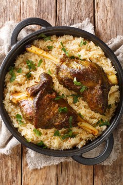 Haneeth lezzetli Yemenli kuzu eti hazırlıyor. Tavada yakın plan pilav servis ediliyor. Yukarıdan dikey üst görünüm