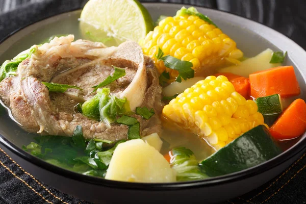 Deliciosa Sopa Carne Mexicana Con Verduras Cerca Tazón Sobre Mesa — Foto de Stock