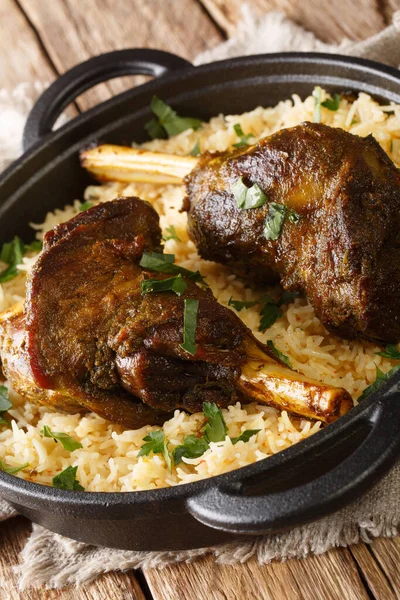 テーブルの上の鍋にご飯を盛った羊肉のおいしいイエメンの準備をヘインズ ベルティカ — ストック写真