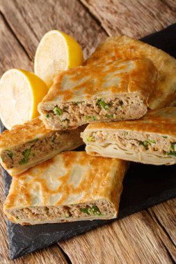 Murtabak, Arap Yarımadası ve Güneydoğu Asya 'da yaygın olarak masanın üzerinde duran et, yumurta ve yeşil soğanlı bir krep veya tavada kızartılmış ekmektir. dikey