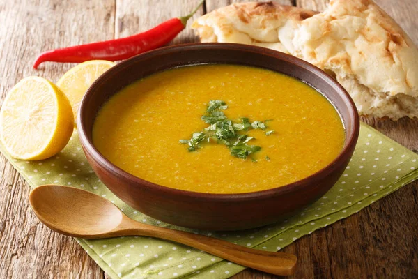 Asiatische Rote Linsen Und Gemüsepüree Suppe Mit Brot Und Zitrone — Stockfoto