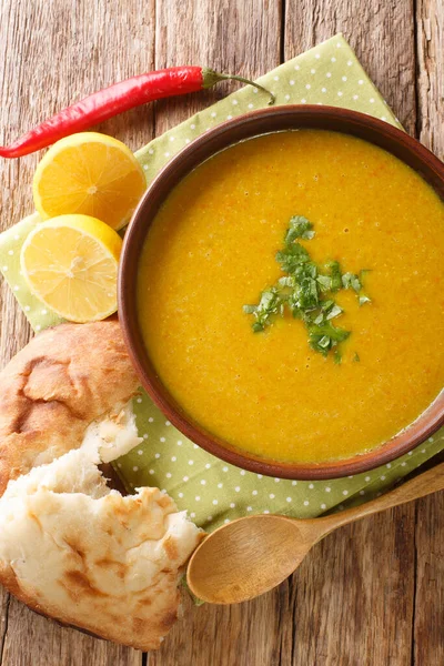 레바논 Lentil Soup Shorbat Adas Closeup Bowl Table 수직으로 보이는 — 스톡 사진