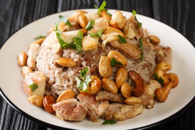 Otantik tarçın ve üzerinde tavuk ve fındıklı pilav tarifi masanın üstünde. yatay