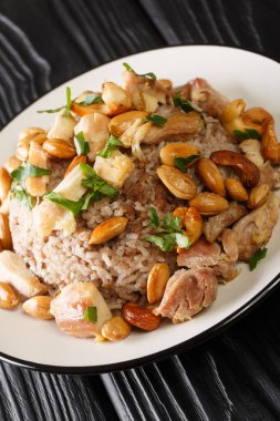 Lübnan baharatlı kıyma ve pilav, kızarmış fındık ve masanın üzerindeki tabakta doğranmış sulu tavukla servis edilir. dikey