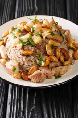 Lübnan tavuğu ve Rice Riz bi-Djaj masadaki tabağa yakın çekim. dikey