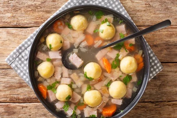 Masakan Liechtenstein Lezat Sup Dengan Ham Dan Pangsit Cornmeal Close — Stok Foto