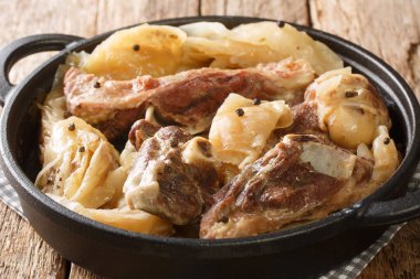Farikal Norveçli Lamb ve lahana güveci masanın üstünde. Yatay