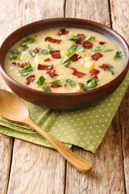 Rumford 'un bezelye ve arpa çorbası, masada yakın plan domuz pastırması. Dikey