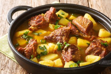 Baharatlı kuzu ve patates yahnisi. Aloo Gosht Pakistan mutfağı. Masadaki tavaya yakın çekim. Yatay