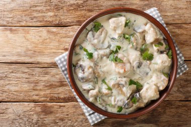 Ciulama soslu tavuk masadaki tabağa yakın çekim. Yukarıdan yatay üst görünüm