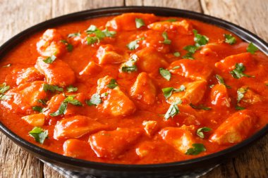 Masadaki tavuğa sarımsaklı domates kızartması. yatay