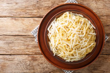 Lezzetli İtalyan Spagetti Cacio ve Pepe masadaki tabağa yakın çekim. Yukarıda yatay üst görünüm