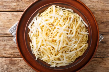 Roma makarnası, masaya yakın bir tabakta siyah biberli ve peynirli. yatay üst görünüm yukarıda