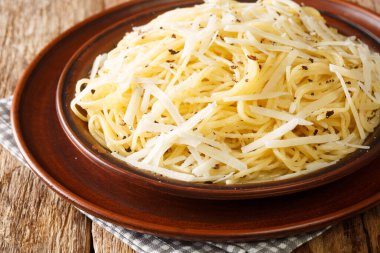 Lezzetli İtalyan Spagetti Cacio ve Pepe masadaki tabağa yakın çekim. Yatay