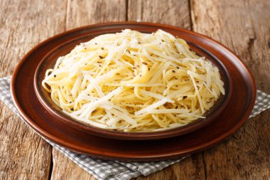 Ev yapımı Cacio e pepe makarnası masanın üzerindeki tabakta bulunan orijinal peynirli makarnadır. Yatay