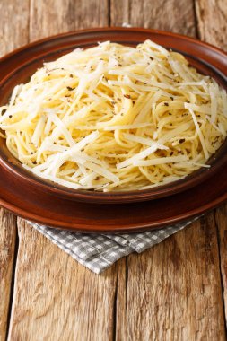 Spagetti Cacio ve Pepe Recipe masadaki tabağa yakın çekim. Dikey