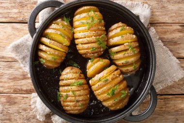 Hasselback Patates, İsveç 'te Hasselbacken adlı bir tavernada masanın üzerindeki bir tavada üretilen fırında patates türüdür. Yukarıdan yatay üst görünüm